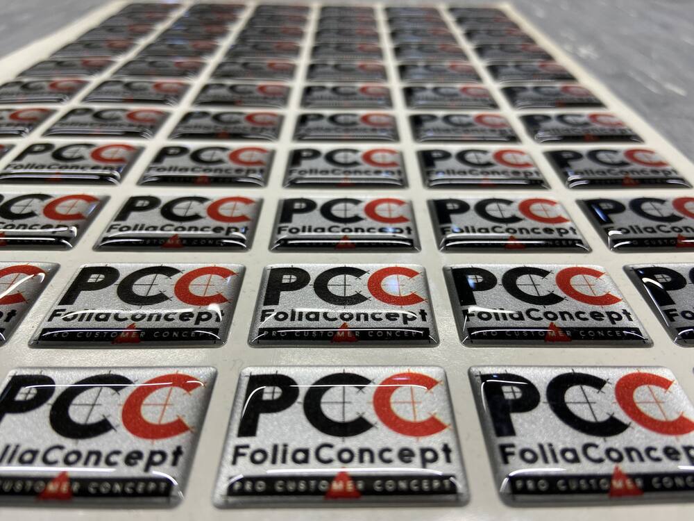 Bogen mit Doming-Aufklebern mit PCC-Logo