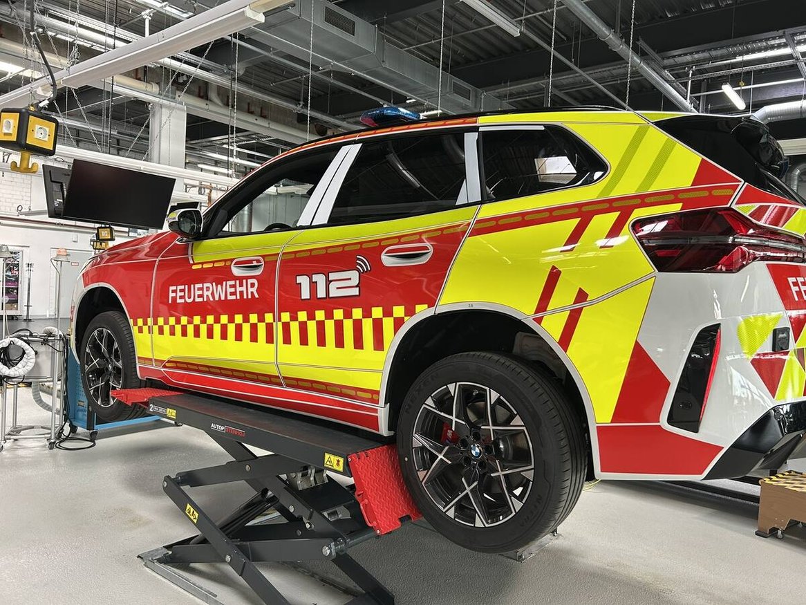 Feuerwehr-Kommandowagen mit Warnmarkierung auf der Hebebühne