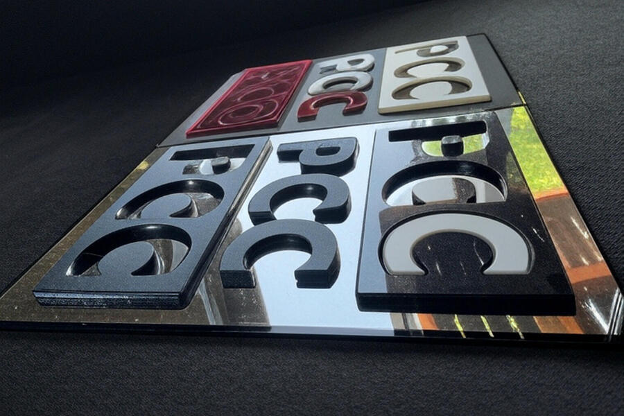 PMC-3D-Buchstaben in verschiedenen Farben und Oberflächen