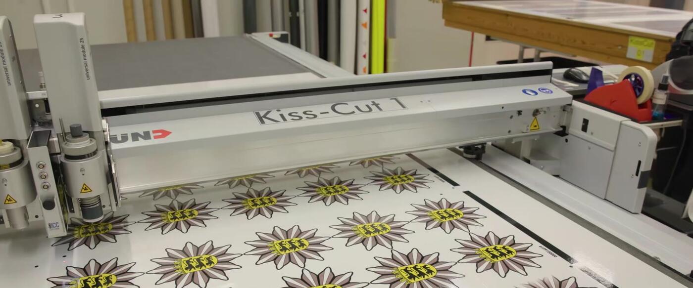 Zünd-Kiss-Cut-Plotter schneidet Aufkleber in der Produktion
