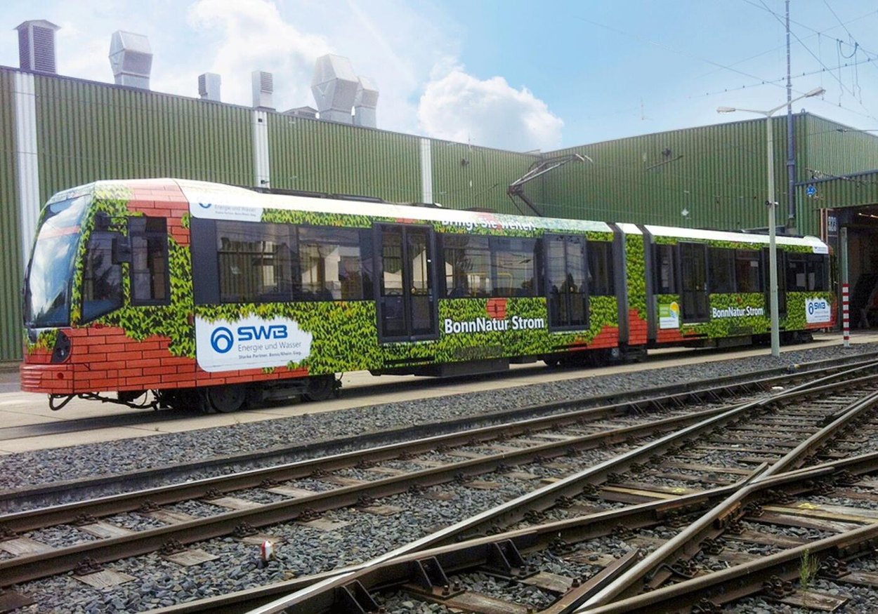 Straßenbahn der Stadtwerke Bonn mit Ganzgestaltung
