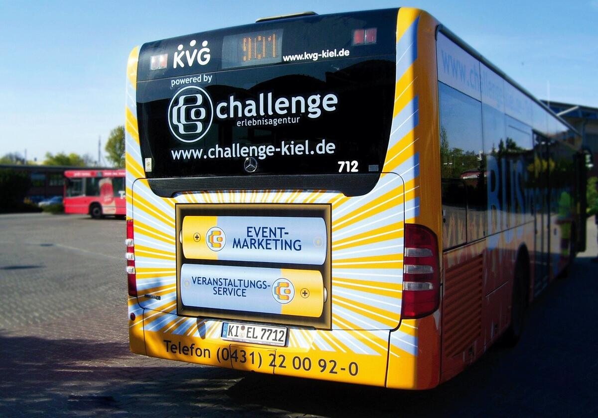 Bus mit Heckwerbung für Challenge Kiel