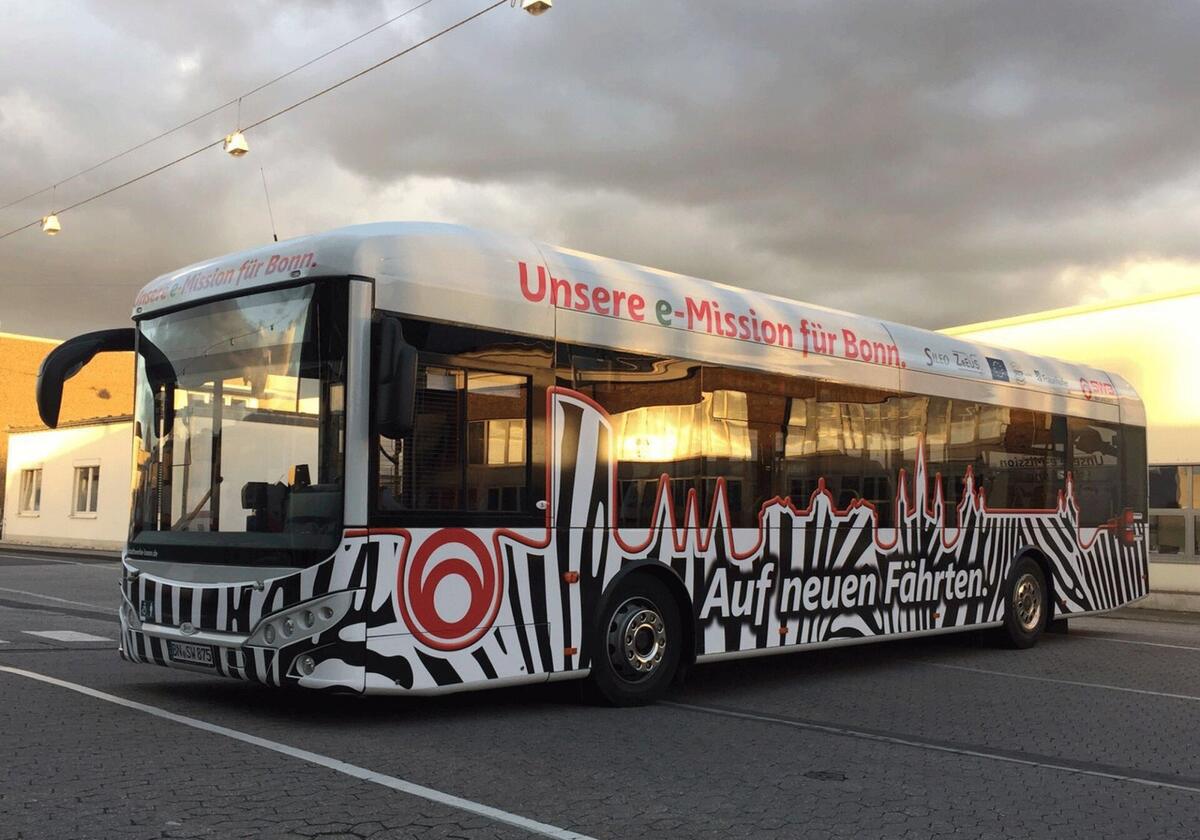 Elektrobus mit Ganzgestaltung im Zebra-Design