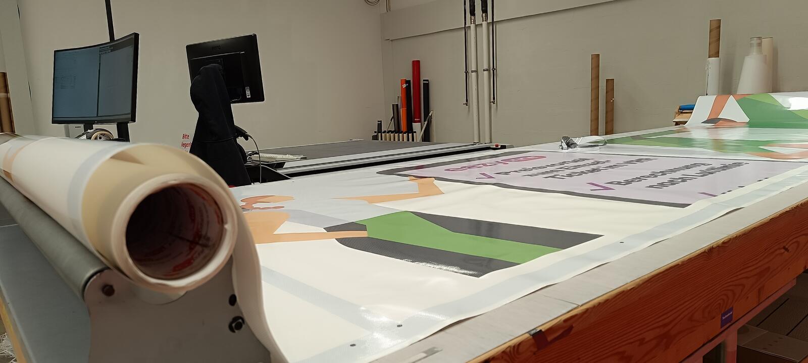 Digitaldruckraum mit Folienrolle und Arbeitsplätzen