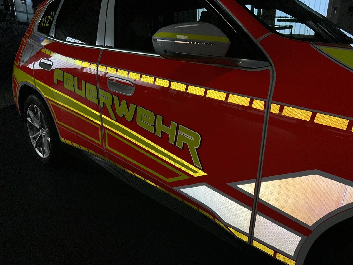 Feuerwehrfahrzeug mit reflektierender Warnmarkierung