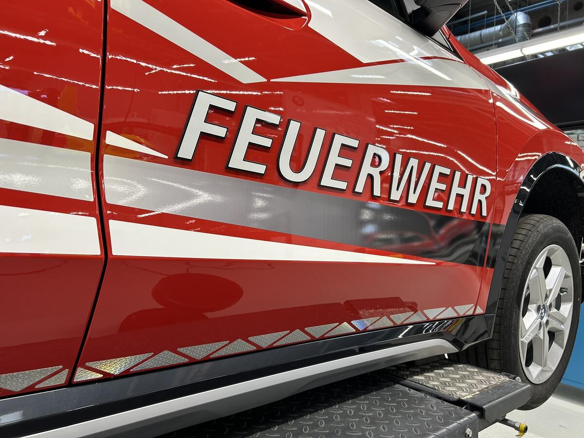 Feuerwehrfahrzeug mit Warnmarkierung