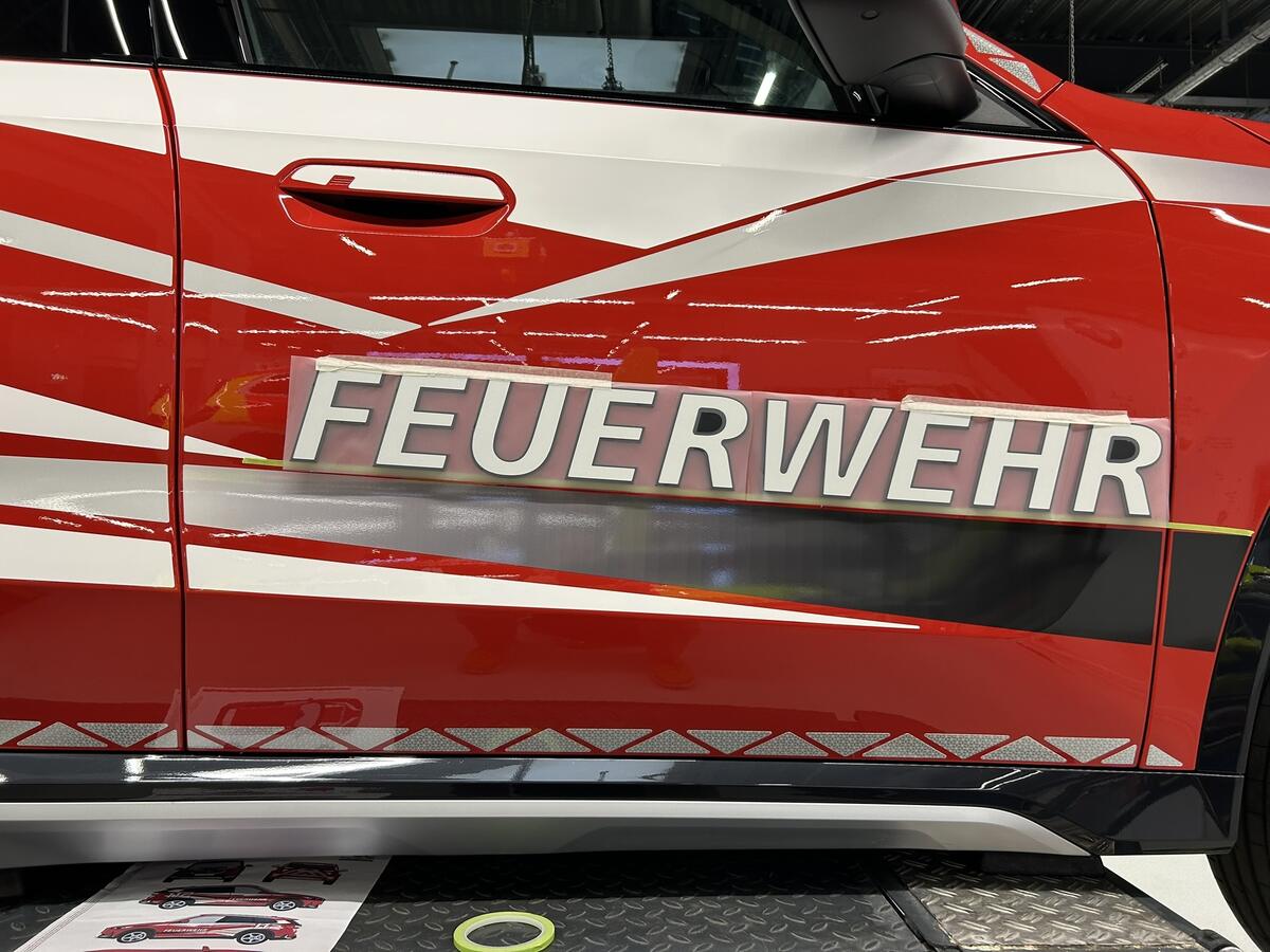 Nahaufnahme Feuerwehr-Schriftzug an der Fahrertür