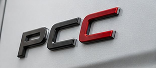 3D-Schriftzug PCC auf silberner Fahrzeugwand