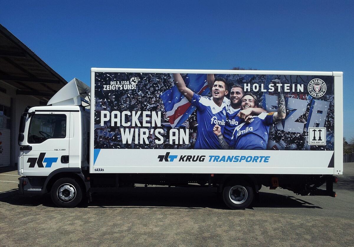 LKW von Krug Transporte mit Planenbeschriftung