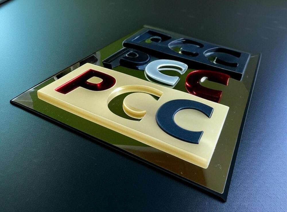 PMC-Schriftzug in drei Farbschichten