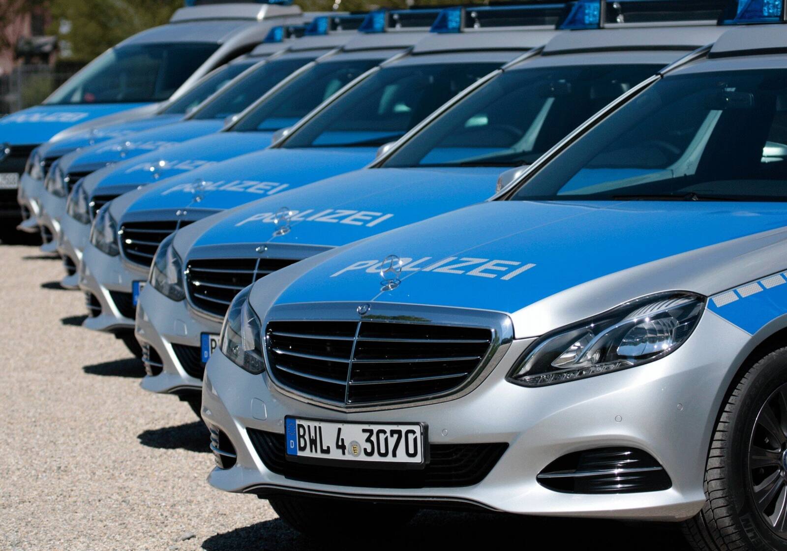 Reihe von Polizeifahrzeugen mit Folierung