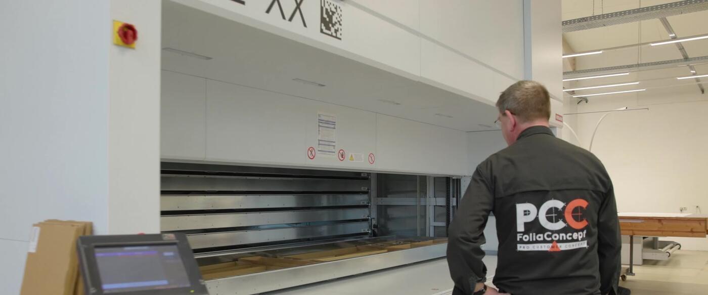 Mitarbeiter am automatischen Lagersystem