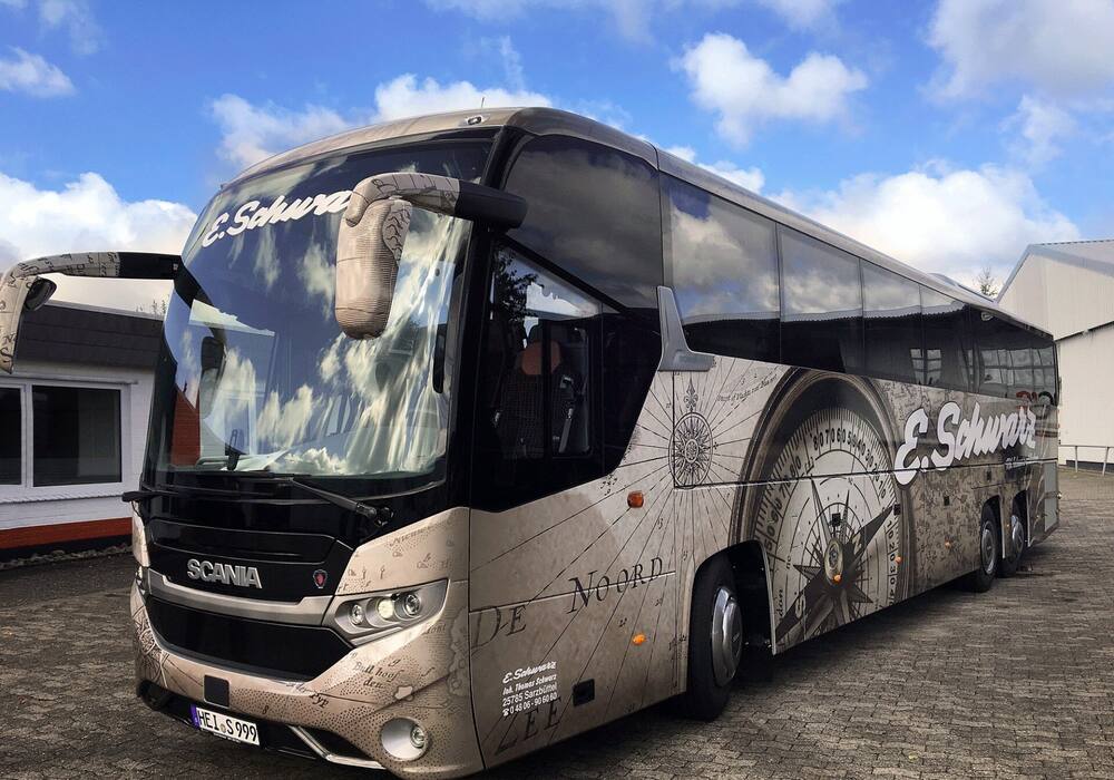 Reisebus mit Vollverklebung